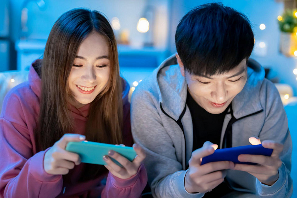 一對坐在地板上的情侶挽回女友